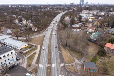 Akşam karayolu trafik. Hava atış, görünümü üst