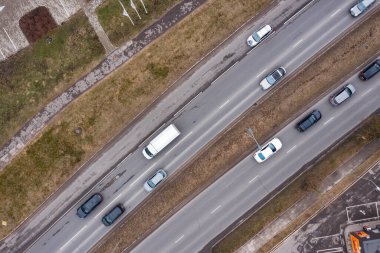Akşam karayolu trafik. Hava atış, görünümü üst
