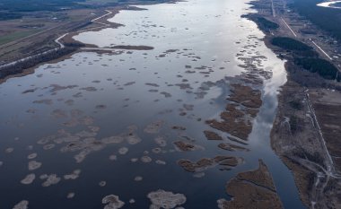 landschap met zonsondergang over meer