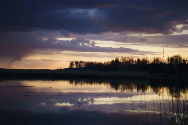 Landschaft Mit Sonnenuntergang Über Dem See — Stockfoto