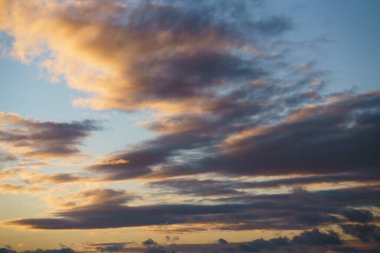 Gün batımında gökyüzü. Bulutlarla değil