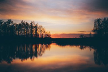 Göl üzerinde renkli gündoğumu.