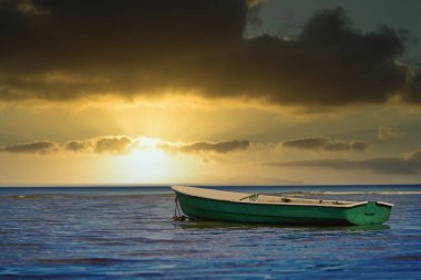 güzel bir gün batımı balıkçı teknesi gördün mü.
