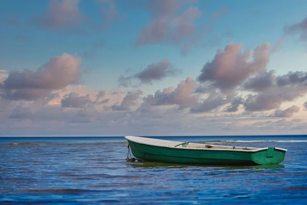 Bateau Pêche Flottant Sur Eau Mer Bleue Ciel Avec Copyspace — Photo