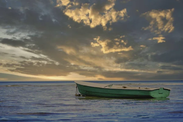 Bateau Pêche Flottant Sur Eau Mer Bleue Ciel Avec Copyspace — Photo