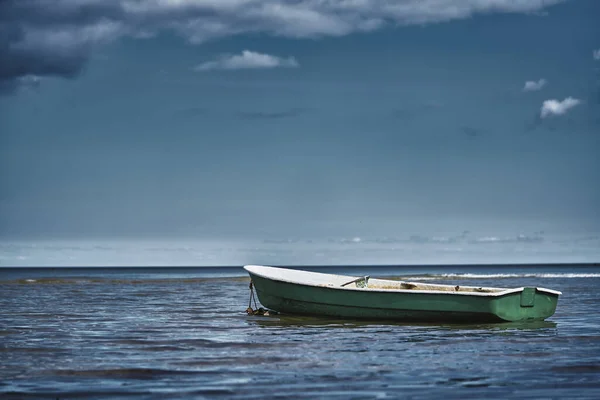 Barca Pesca Galleggiante Sull Acqua Mare Blu Cielo Con Copyspace — Foto Stock