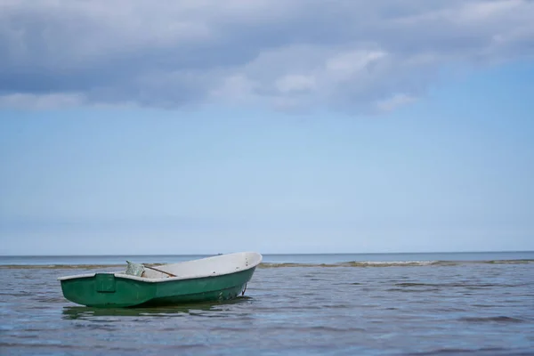 Zwei Kleine Weiße Fischerboote Ruhigem Wasser Ersten Morgenlicht — Stockfoto