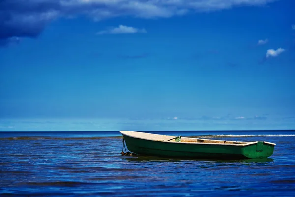 Kleines Fischerboot Mit Fischernetz Und Ausrüstung — Stockfoto