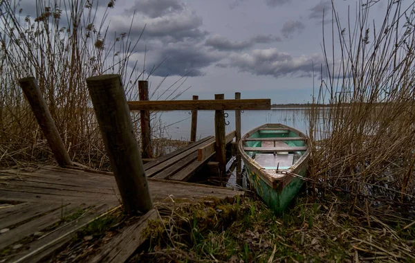 Small Green Boat Floating Lake Pier — Stockfoto