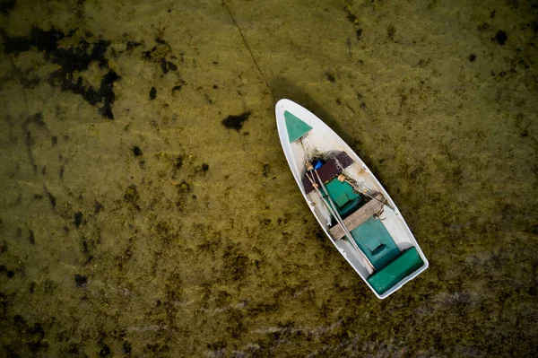 Small Fishing Boat Floating Water View Top — Stockfoto