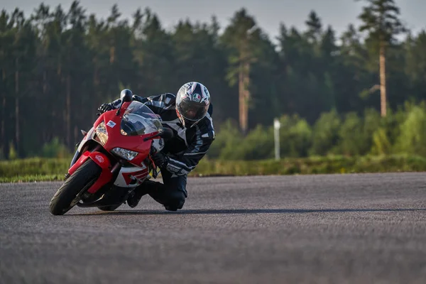 Man Rijden Motorfiets Asfaltweg — Stockfoto