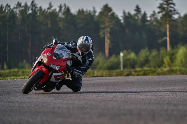 アスファルト道路でバイクに乗る人 — ストック写真