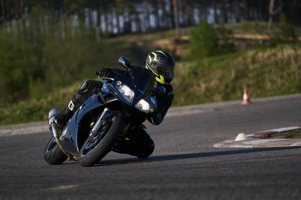 Człowiek Jazda Motocyklem Asfalt — Zdjęcie stockowe