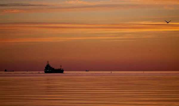 在海面上船在美丽的夕阳 — 图库照片