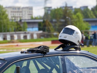 kask üstünde belgili tanımlık tepe-in yarış araba yarışı