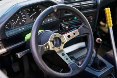 Spor araba iç mekanı rulo kafes ve drift el freni gece fotoğrafçılığı