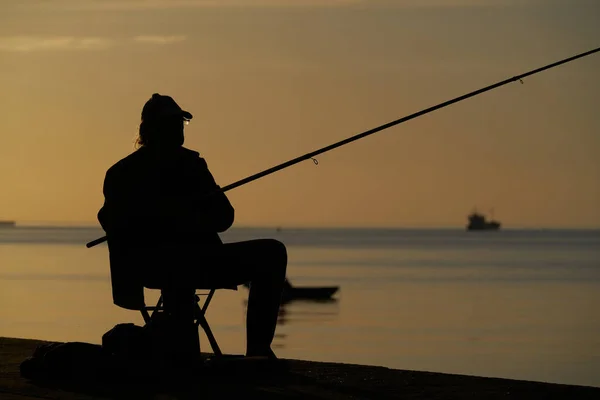 Силуэт Рыбака Озере Время Восхода Солнца — стоковое фото