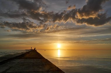 Dramatik gökyüzü ve renkli bulutlarla gün batımı manzarası