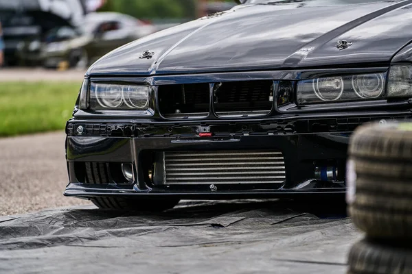 Imagem Frente Cena Carro Esporte Atrás Como Sol Pondo Com — Fotografia de Stock