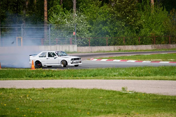 2021リガ ラトビア車の漂流 トラック上のスポーツ車のホイール漂流し — ストック写真