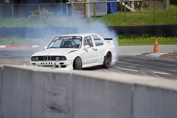 2021リガ ラトビア車の漂流 トラック上のスポーツ車のホイール漂流し — ストック写真