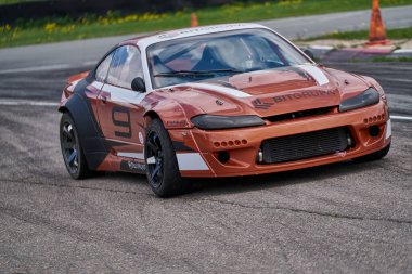 21-05-2021 Riga, Letonya arabası asfalt yarış pistinde sürükleniyor çok fazla duman ve hareket bulanıklığı olan araba..