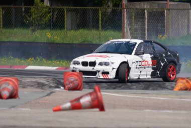 21-05-2021 Riga, Letonya arabası asfalt yarış pistinde sürükleniyor çok fazla duman ve hareket bulanıklığı olan araba..