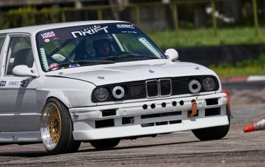 21-05-2021 Riga, Letonya arabası asfalt yarış pistinde sürükleniyor çok fazla duman ve hareket bulanıklığı olan araba..