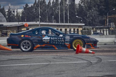 21-05-2021 Riga, Letonya arabası asfalt yarış pistinde sürükleniyor çok fazla duman ve hareket bulanıklığı olan araba..