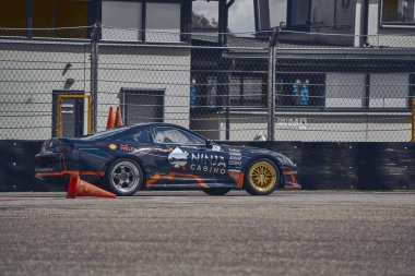 21-05-2021 Riga, Letonya arabası asfalt yarış pistinde sürükleniyor çok fazla duman ve hareket bulanıklığı olan araba..