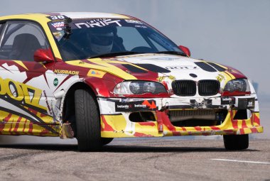 21-05-2021 Riga, Letonya arabası asfalt yarış pistinde sürükleniyor çok fazla duman ve hareket bulanıklığı olan araba..