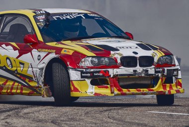 21-05-2021 Riga, Letonya arabası asfalt yarış pistinde sürükleniyor çok fazla duman ve hareket bulanıklığı olan araba..