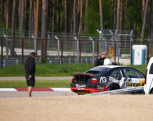 2021年5月21日里加 拉脱维亚汽车在沥青跑道上漂流 浓烟弥漫 运动模糊 — 图库照片