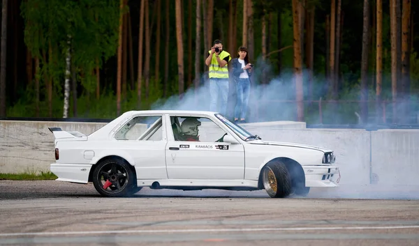 2021年5月21日里加 拉脱维亚汽车在沥青跑道上漂流 浓烟弥漫 运动模糊 — 图库照片