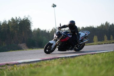 12-05-2021 Riga, Letonya 12motosikleti yolda. Motosiklet turunda boş bir yolda araba sürerken eğleniyorum. bireysel metniniz için kopyalama alanı