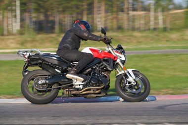 12-05-2021 Riga, Letonya 12motosikleti yolda. Motosiklet turunda boş bir yolda araba sürerken eğleniyorum. bireysel metniniz için kopyalama alanı