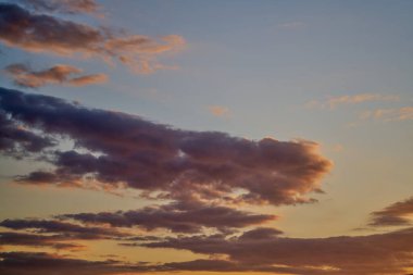 Parlak turuncu ve sarı günbatımı gökyüzü