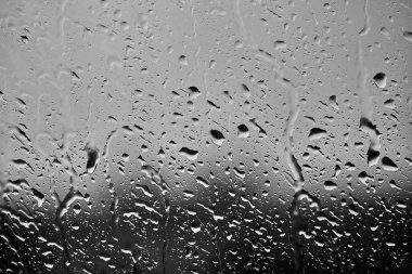 Yağmurlu bir sonbahar gününde, cam camdaki su damlalarını kapatın. Yağmurlu Hava Arkaplanı