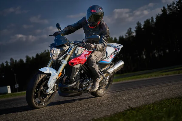 2021 Рига Латвія 12Мотоцикл Дорогах Весело Їхати Порожньою Дорогою Під — стокове фото