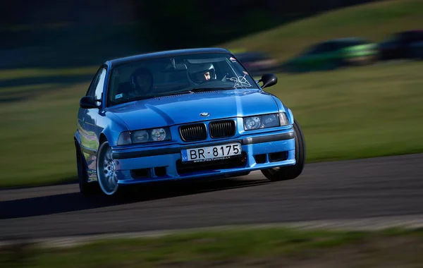 Unscharfes Auto Driftet Bewegungsunschärfe Auto Driftet Mit Weißem Rauch Auf — Stockfoto