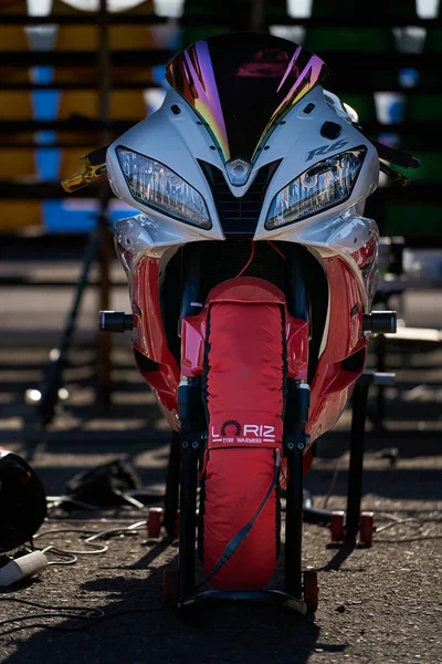 Litvanya 05-06-2021 Parlak motosiklet park yerinde oturuyor. Çok temiz bir makine, ince detaylar ve hızlı spor bisikleti.