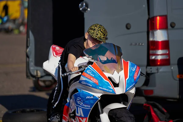 Lituânia 2021 Pequeno Bebê Feliz Bodysuit Senta Uma Motocicleta Experimenta — Fotografia de Stock