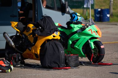 Litvanya 05-06-2021 Otoparkta güçlü motosikletler.