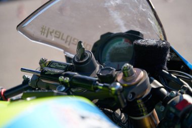 Ön camı, vites göstergesi, devir göstergesi, kilometre sayacı, hız göstergesi, ABS ışığı, yağ lambası uyarısı, düğme kontrolleri, yakıt göstergesi ve diğer detaylar görünümde.