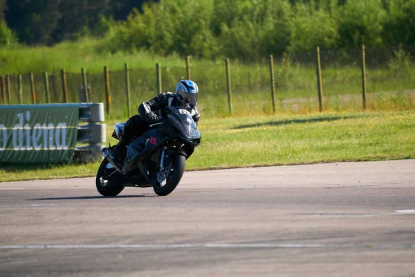 Lituânia 2021 Motocicleta Estrada Costeira Divertindo Dirigindo Estrada Vazia Uma — Fotografia de Stock