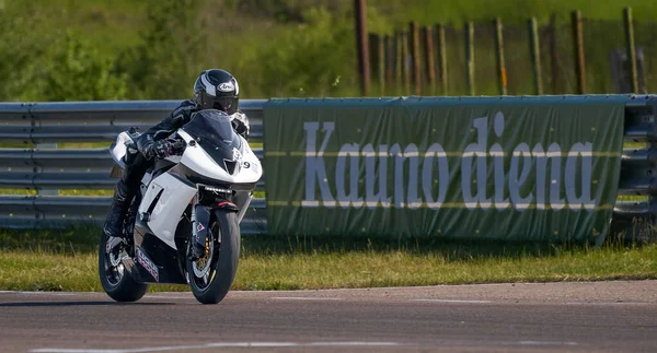 Lituânia 2021 Motocicleta Estrada Costeira Divertindo Dirigindo Estrada Vazia Uma — Fotografia de Stock