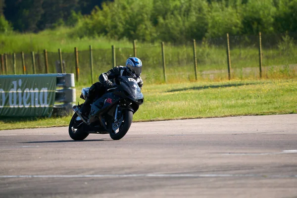Litwa 2021 Motocykl Nadmorskiej Drodze Zabawy Jazdy Pustą Autostradą Wycieczkę — Zdjęcie stockowe