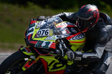 Litvanya, 05-06-2021 Bir motorcunun ön görüşünün yakın plan portresi.