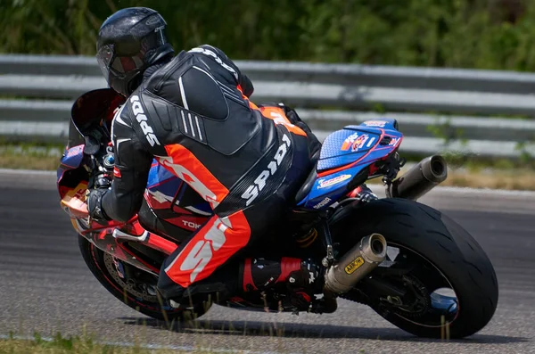 2020リトアニアのカウナス空のアスファルト道路によるスポーツバイクの乗り物でオートバイ スポーツバイク Motogpレース スーパーバイク オートバイレース — ストック写真