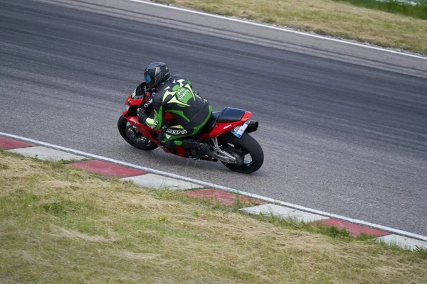 2020 Kaunas Lituânia Motociclista Passeios Bicicleta Esportiva Por Estrada Asfalto — Fotografia de Stock